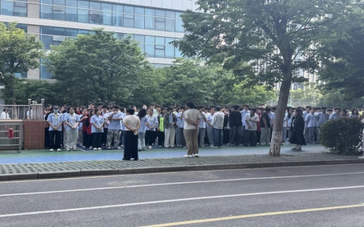 筑牢安全防线 护航校园平安  ——我校开展消防安全应急演练活动   