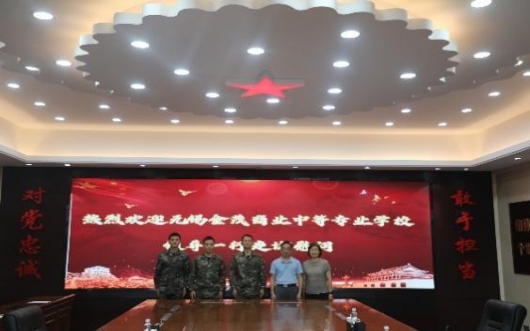 校领导慰问武警第二机动总队   